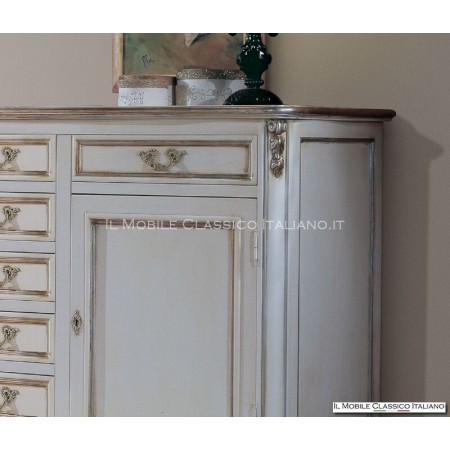 Credenza con intagli in foglia argento