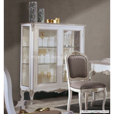 Vitrine basse de style provençal avec sculptures