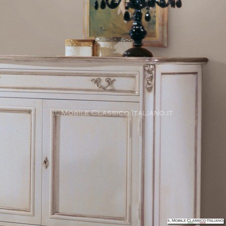 credenza in legno con intagli