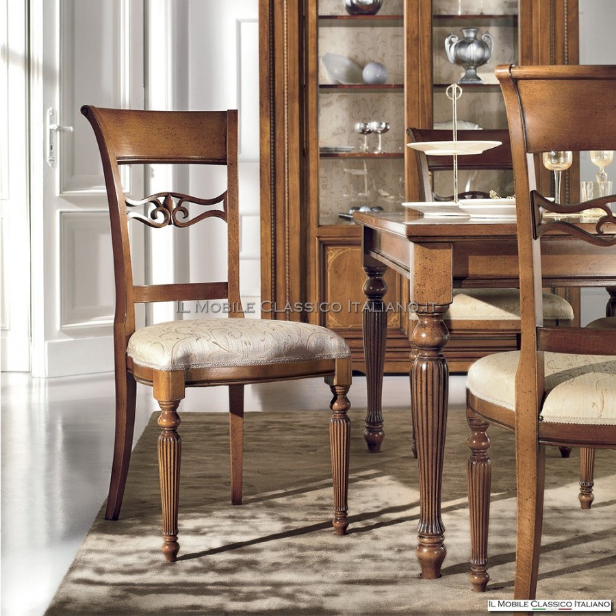 Silla de madera calada