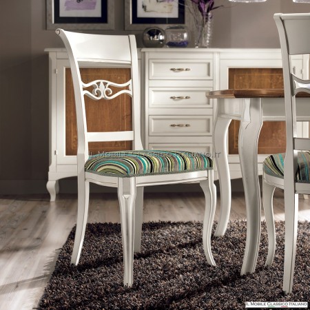 Weiß lackierter Stuhl