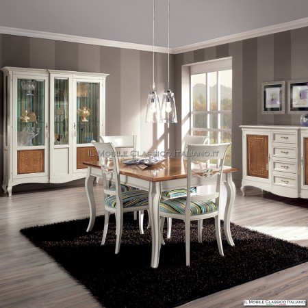 Weiß lackierter Stuhl