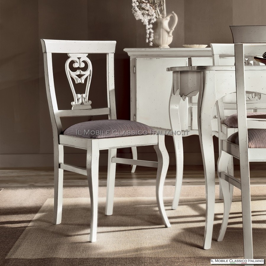 Chaise en bois classique