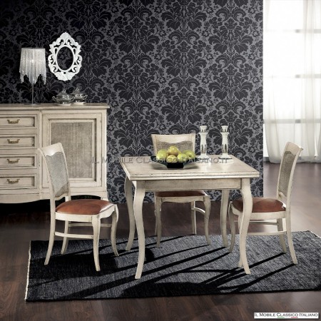 Klassische Küchenstühle aus Holz