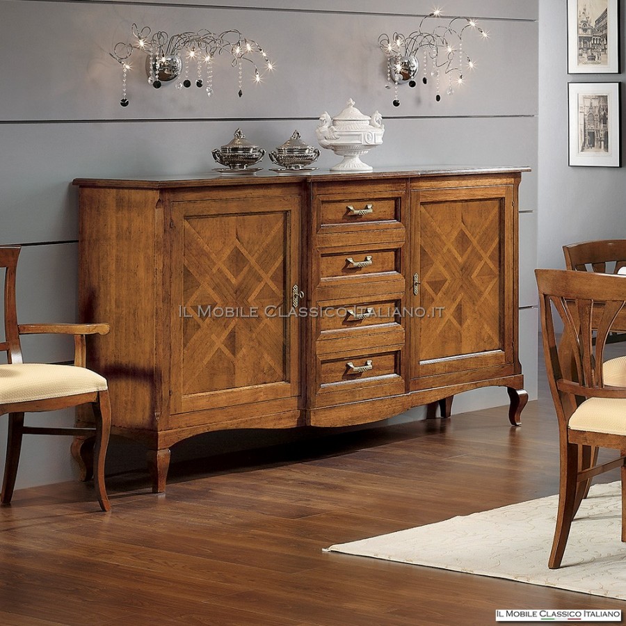 Aparador de madera con incrustaciones