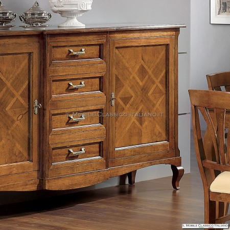 Aparador de madera con incrustaciones