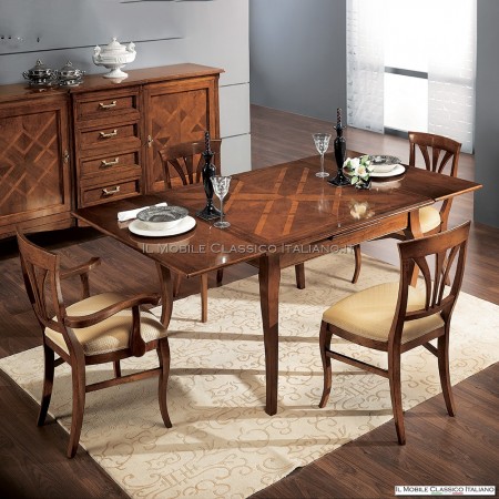 Klassischer Stuhl mit Armlehnen