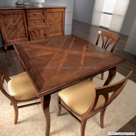 Ausziehbarer quadratischer Tisch