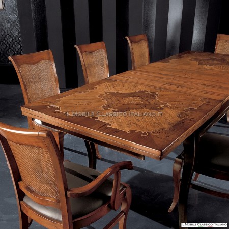 Esstisch aus dunklem Holz