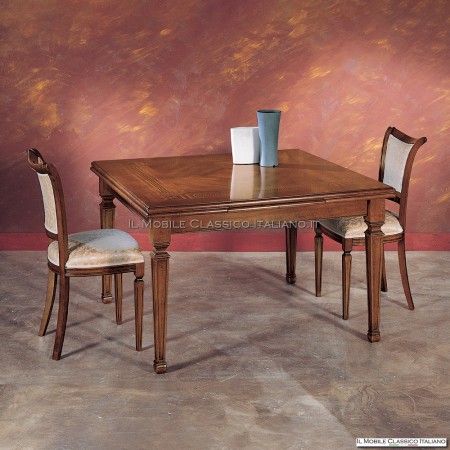 Quadratischer Holztisch