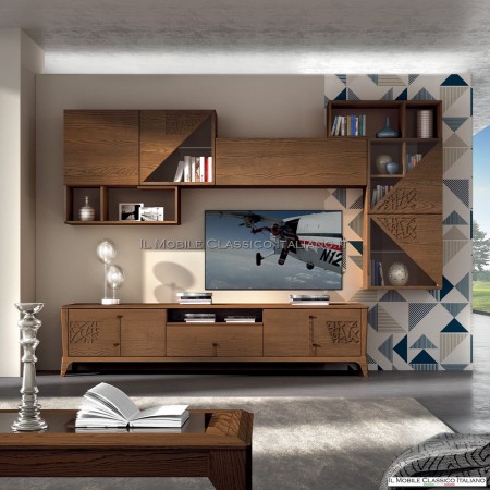 Modern ausgestattete Wand mit Vitrine