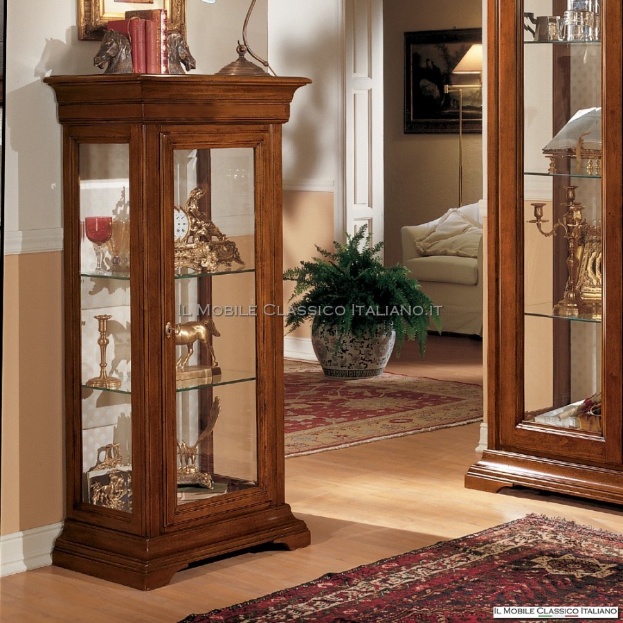 Vitrina de salón clásica en madera maciza. Vitrina de salón clásica en madera maciza.