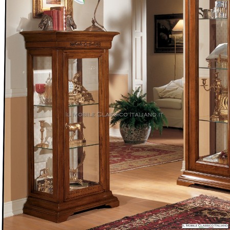 Klassische Vitrine aus Massivholz
