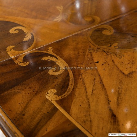 Mesa ovalada extensible con incrustaciones