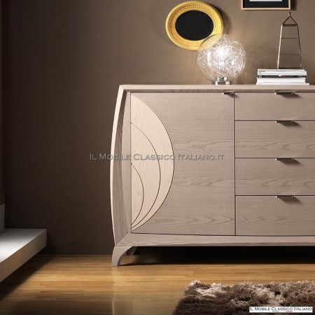 Credenza in frassino con incisioni