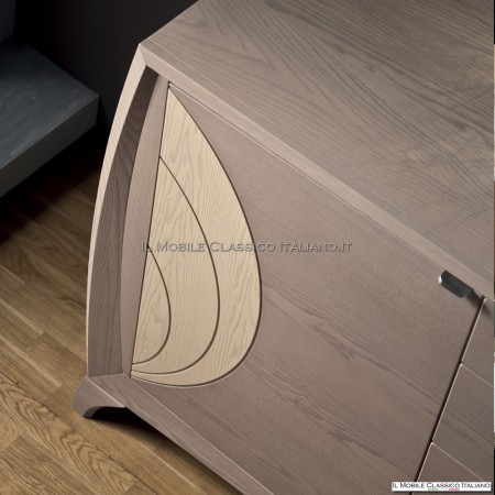 Credenza in frassino con incisioni