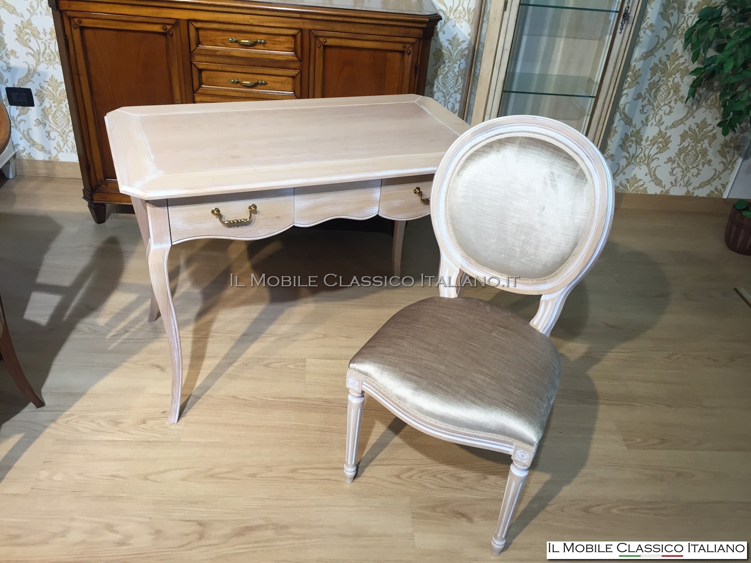 Scrivania e sedia personalizzati