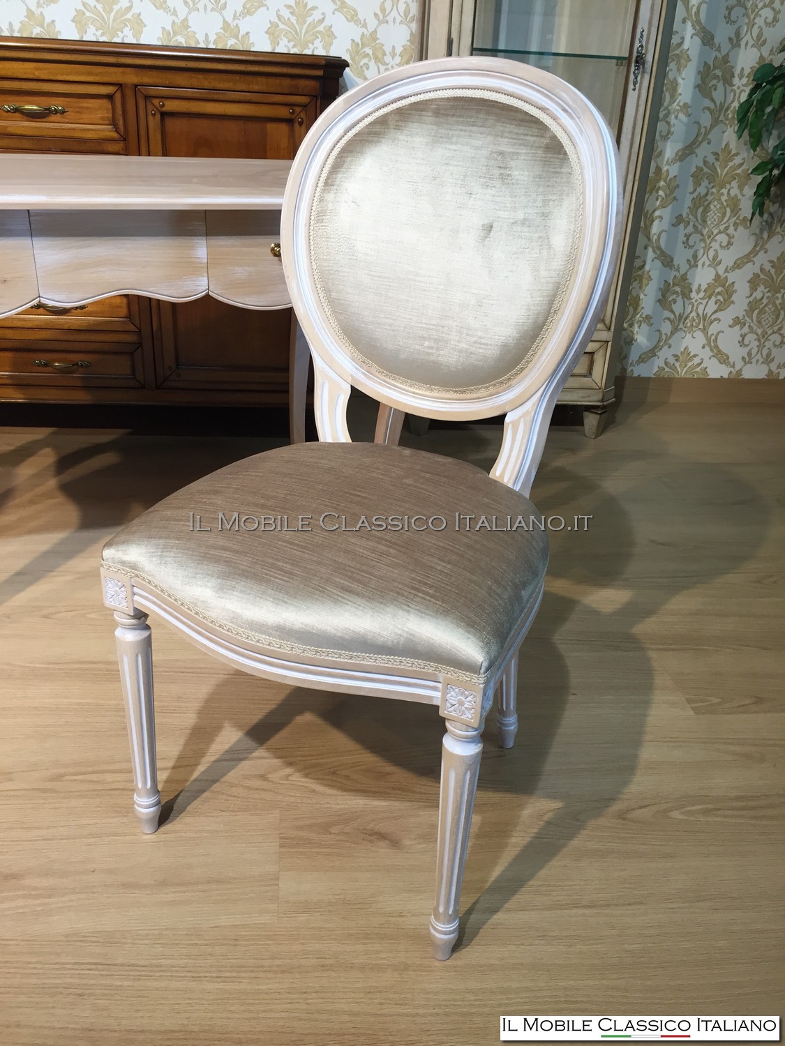 Scrivania e sedia personalizzati