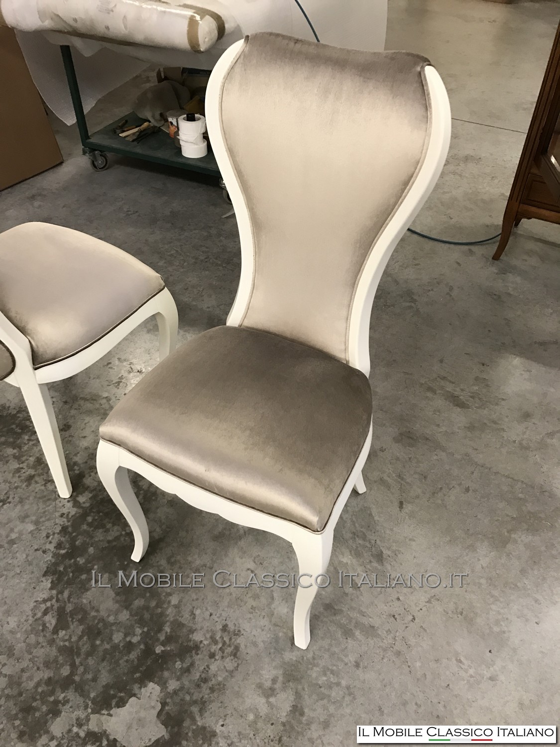 Salotto classico bianco, sedie