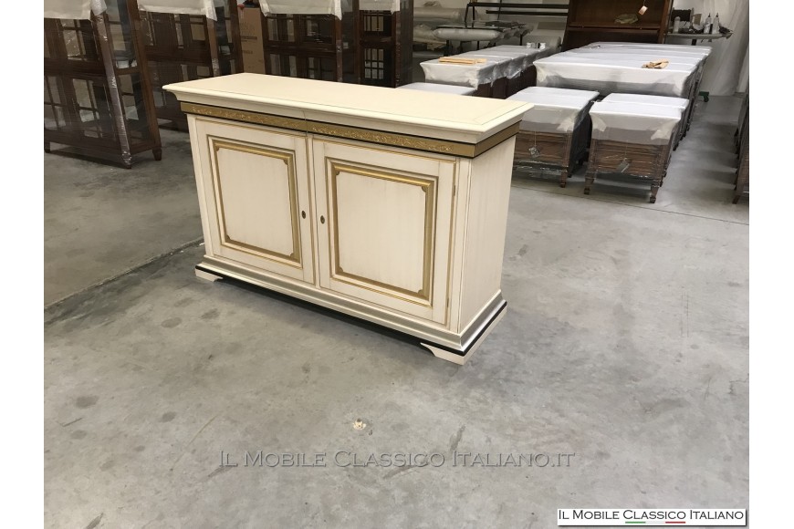 Credenza classica con decoro
