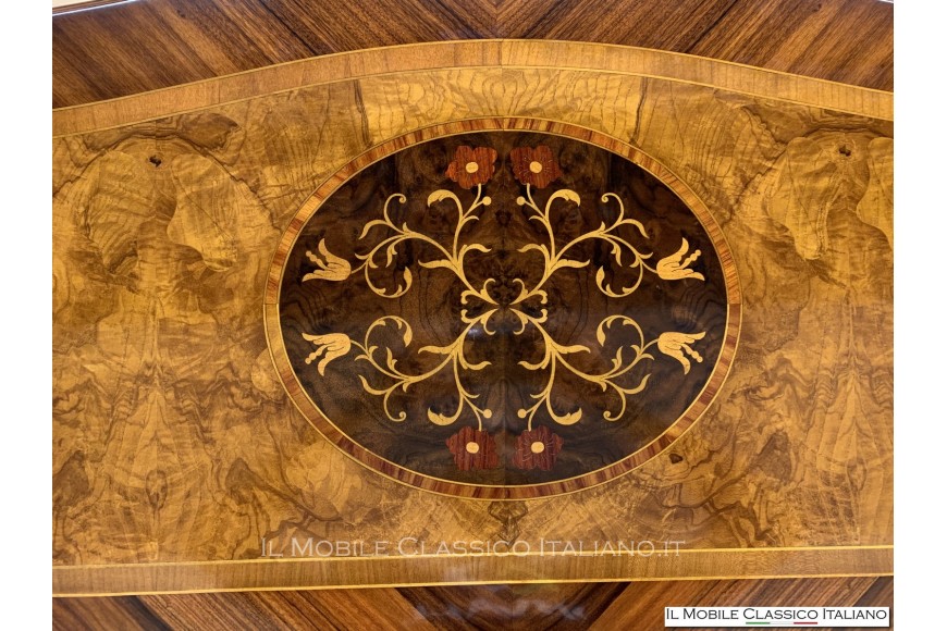 Cassettone bombato intarsiato 